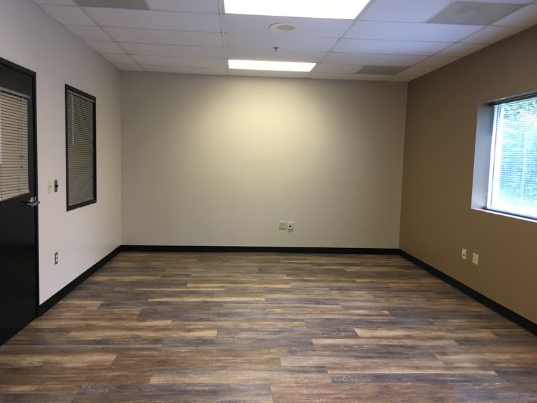 More Photos Of 3901 SE Naef Rd, Portland Manufacturing For Lease