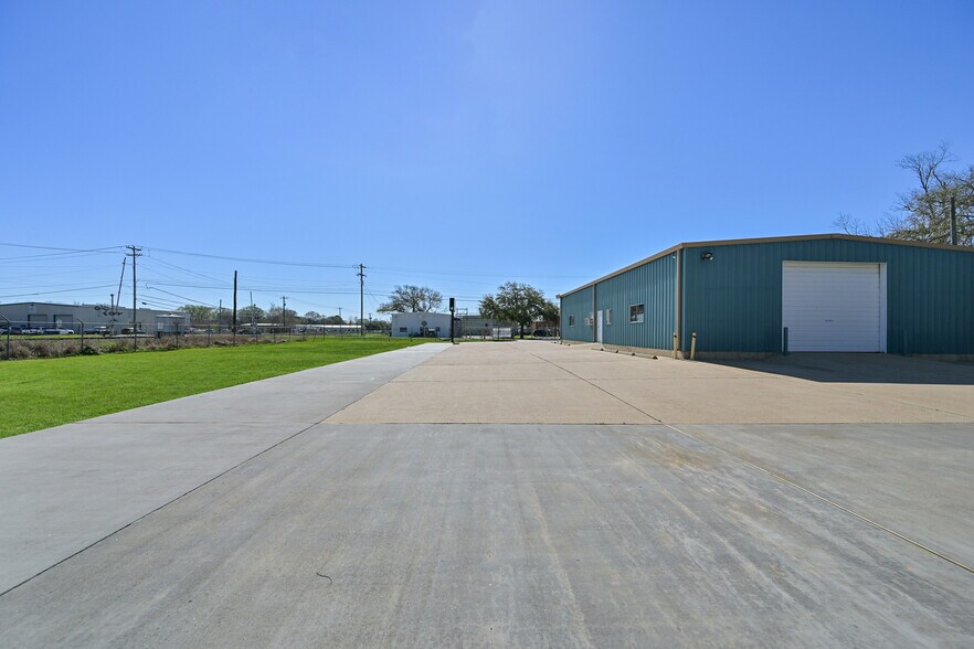 More Photos Of 314 E Walker St, League City Warehouse For Lease