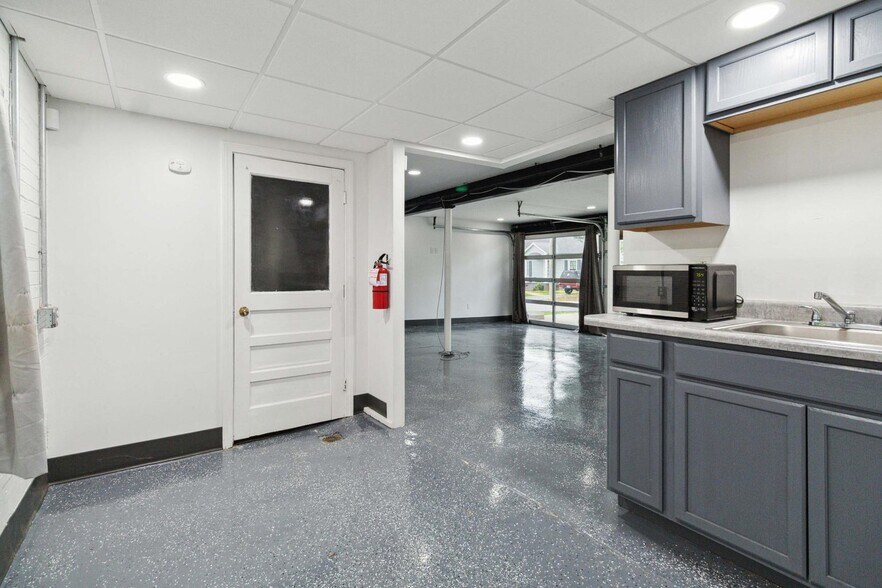 More Photos Of 104 Bennington Ct, Richmond Office For Lease