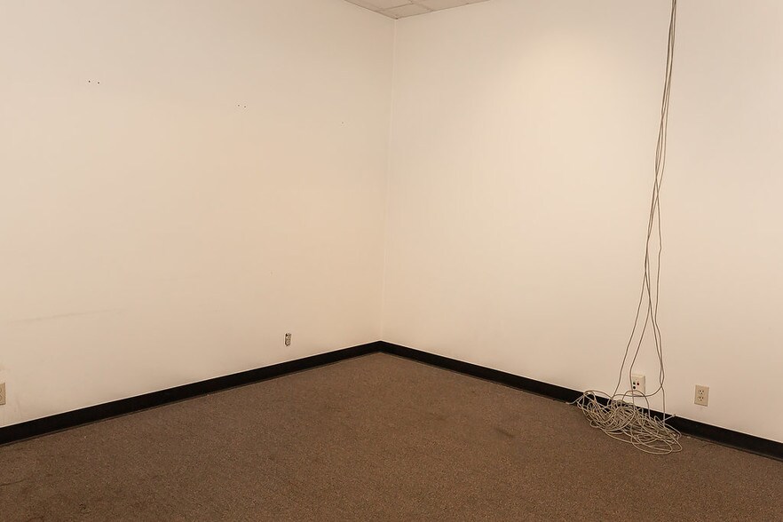 More Photos Of 8901 Washington St, Kansas City Showroom For Sale
