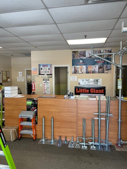 More Photos Of 151-163 Dupont St, Plainview Warehouse For Lease