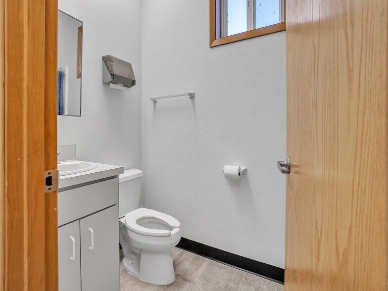 More Photos Of 711 W Main St, Sheridan Veterinarian Kennel For Sale