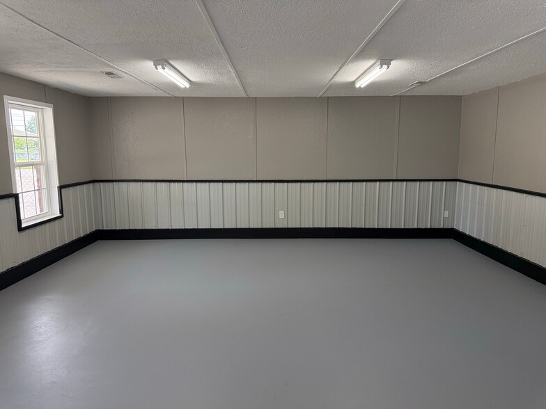 More Photos Of 911 US-25E, White Pine Flex For Lease