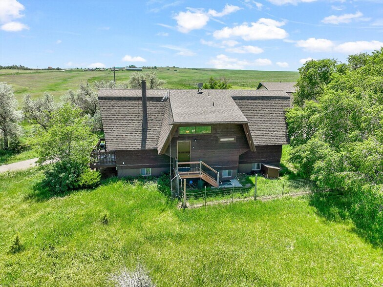 More Photos Of 1335 S Kio St, Watkins Veterinarian Kennel For Sale