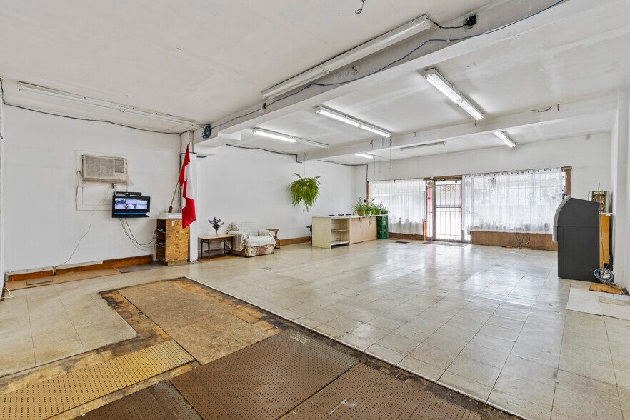 More Photos Of 125 Tolton Ave, Hamilton Department Store For Lease