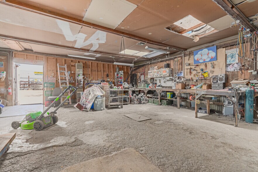 More Photos Of 5850 W Market St, Glendale Service For Sale