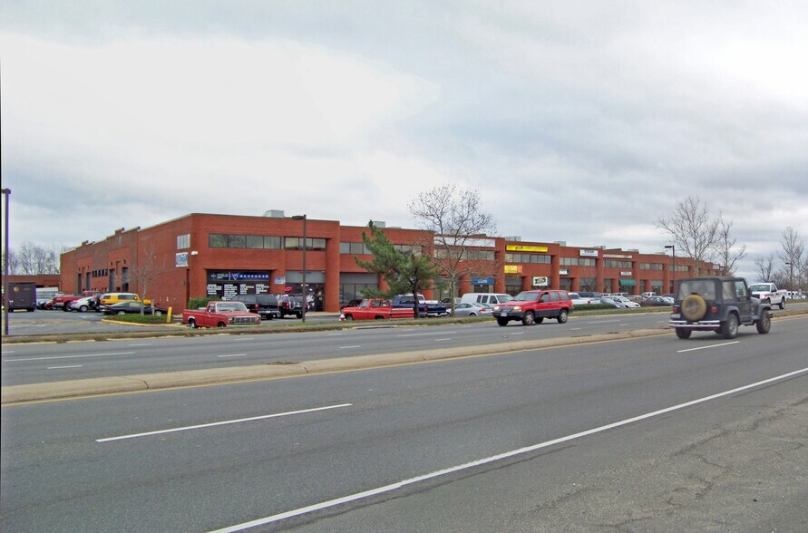 More Photos Of 8245 Backlick Rd, Lorton Showroom For Lease
