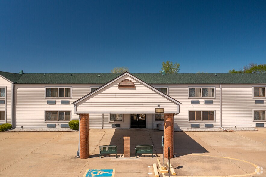 More Photos Of 5100 Hickory Point Frontage Rd, Decatur Hotel For Sale