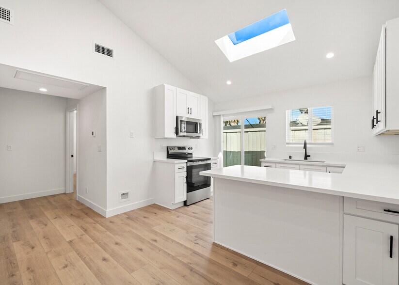 More Photos Of 758 W 20th St, Costa Mesa Multifamily For Sale
