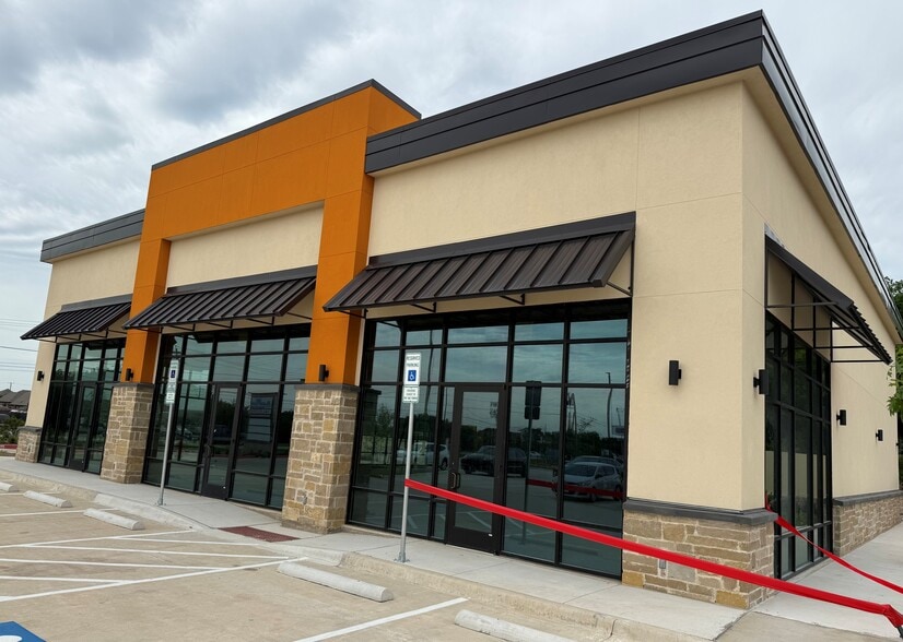 More Photos Of 914 W 1st St, Justin Storefront For Lease