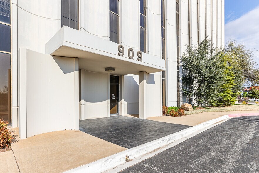 More Photos Of 909 S Meridian Ave, Oklahoma City Office For Lease