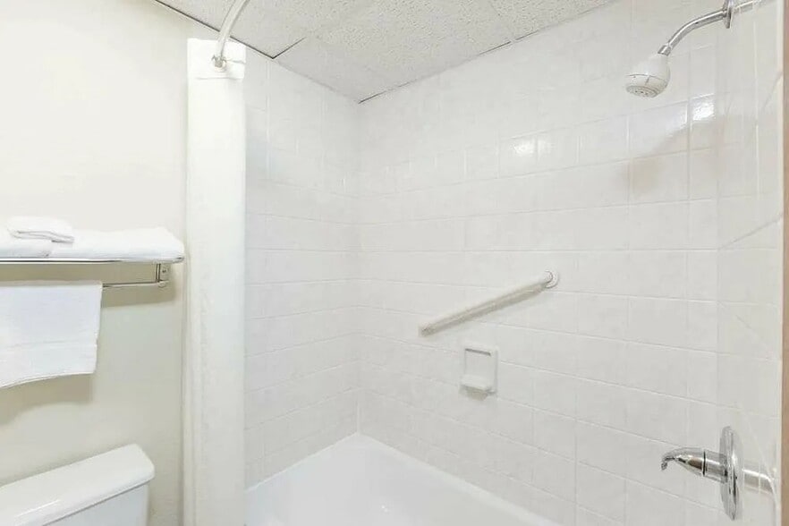 More Photos Of 1635 South 12th Ave West, Newton Hotel For Sale
