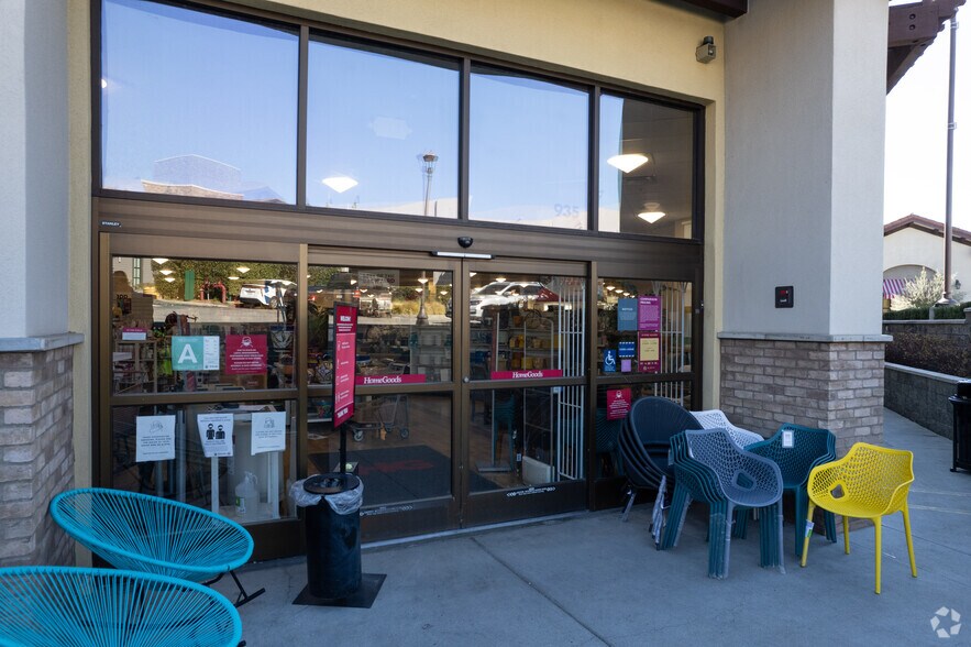 More Photos Of 935-965 Foothill Blvd, La Canada Unknown For Lease