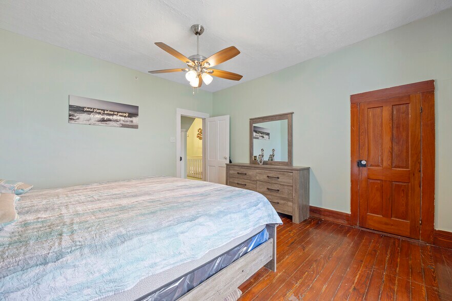 More Photos Of 125 N Main St, Hastings Restaurant For Lease