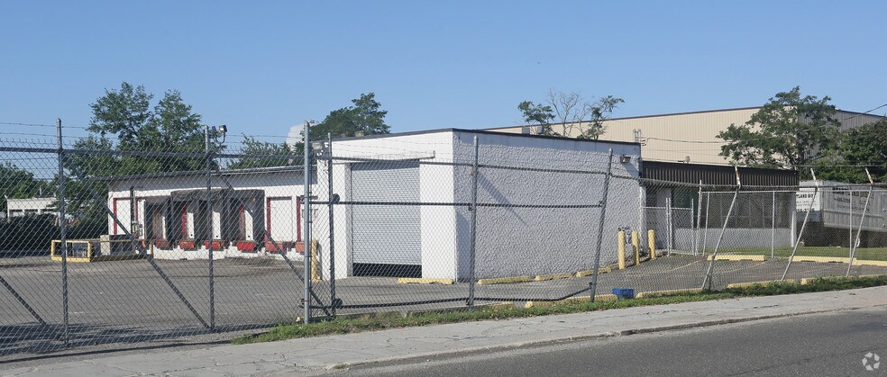 More Photos Of 22 Spence St, Bay Shore Distribution For Lease