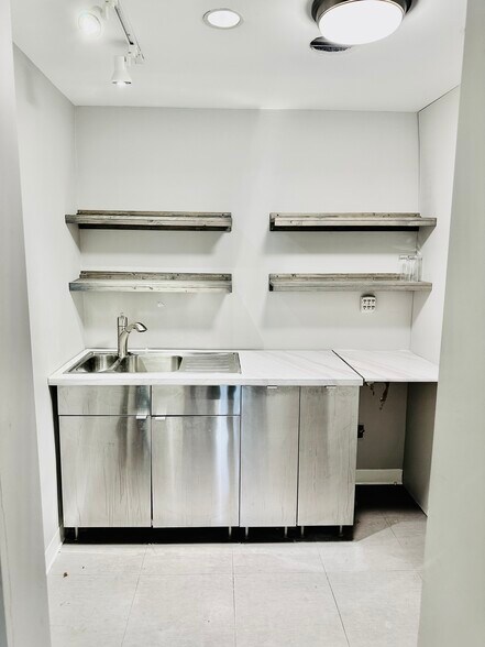 More Photos Of 151 Greenwich Ave, Greenwich Office For Lease