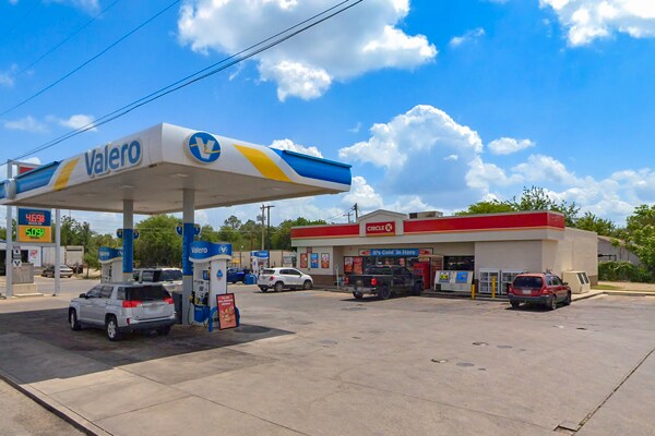 Primary Photo Of 1318 2nd St, Pleasanton Convenience Store For Lease