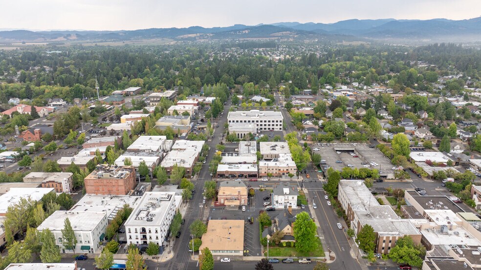 More Photos Of 414 NE Evans St, Mcminnville Office For Sale