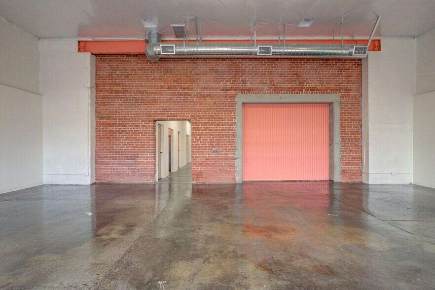 More Photos Of 2616 W Jefferson Blvd, Los Angeles Showroom For Sale