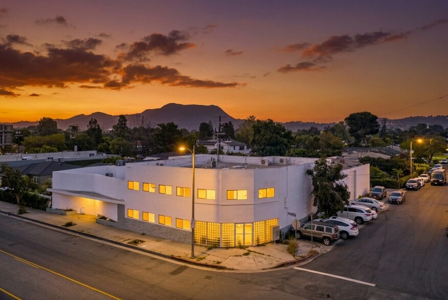 Primary Photo Of 10520 Magnolia Blvd, North Hollywood Office For Sale