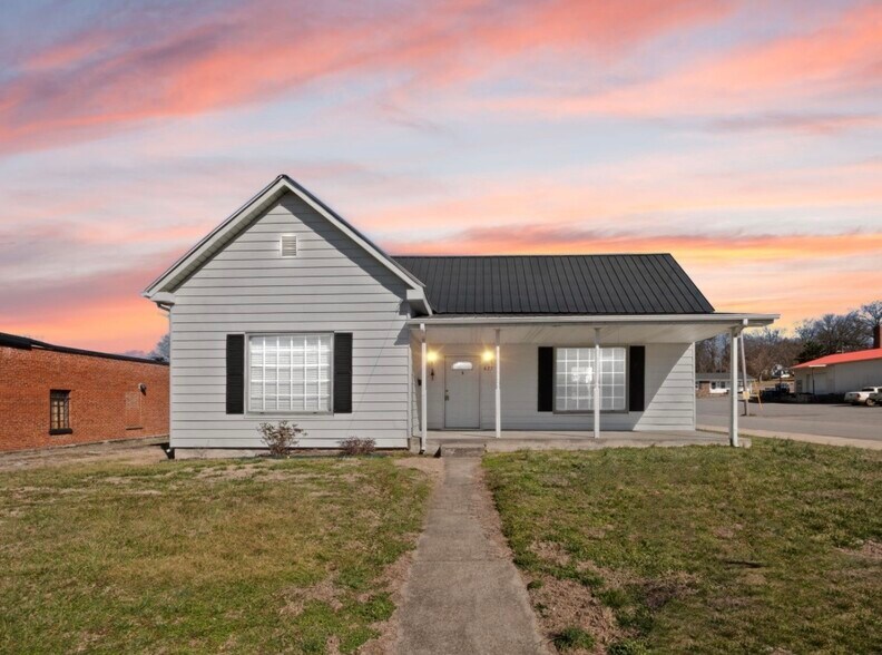 More Photos Of 615 E Main St, Scottsville Flex For Sale