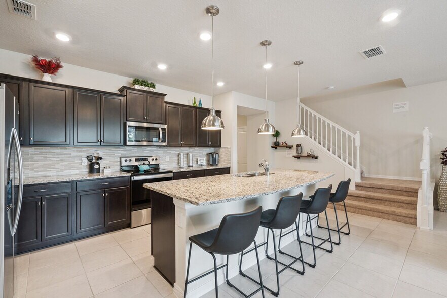 More Photos Of 921 Paradise Dr, Davenport Apartments For Sale