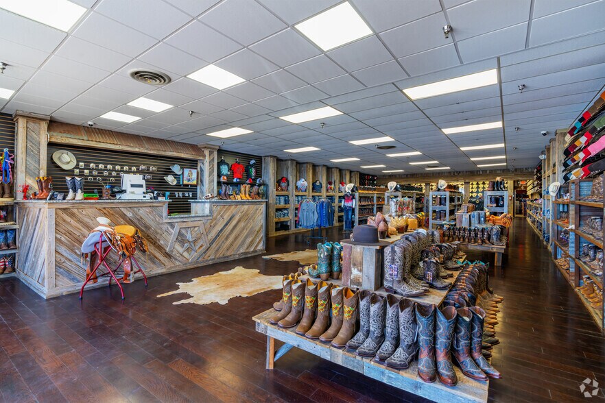 More Photos Of 7535 W US Highway 90, San Antonio Unknown For Lease