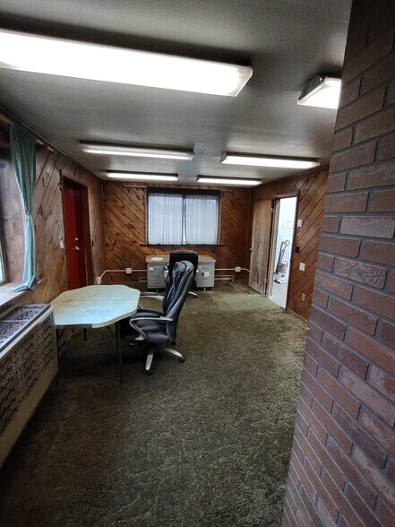 More Photos Of 117 N Oakridge Dr, North Prairie Service For Lease