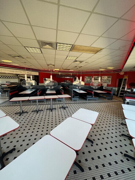 More Photos Of 13800 Lakeside Cir, Sterling Heights Fast Food For Lease