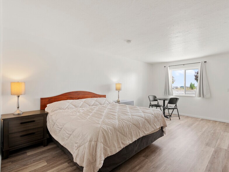 More Photos Of 307 S Main St, Huntington Hotel For Sale