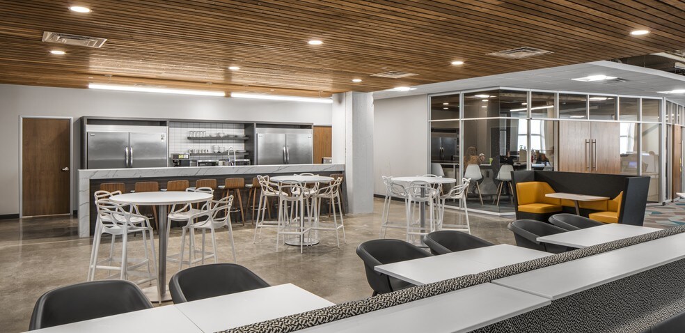 More Photos Of 333 N Alabama St, Indianapolis Office For Lease