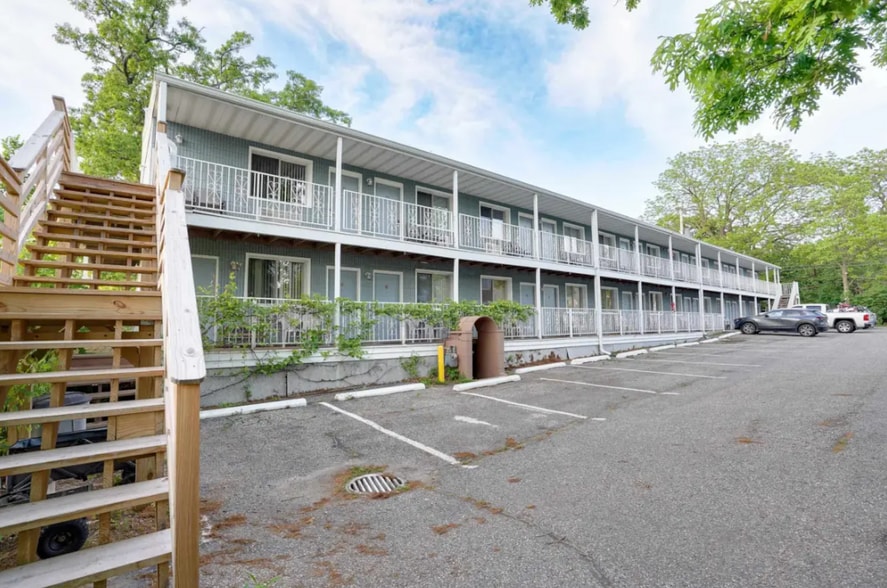 More Photos Of 211 Wisconsin Ave, Wisconsin Dells Hotel For Sale