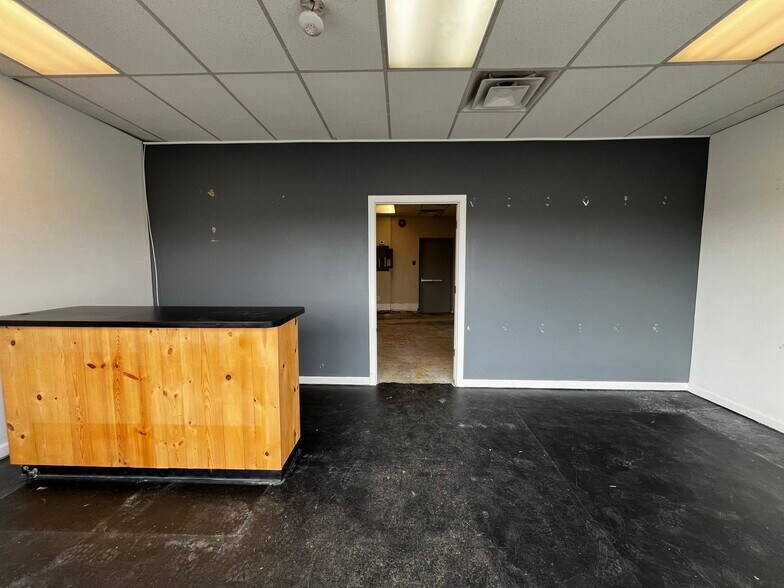More Photos Of 162 Margin Dr, Shirley Freestanding For Lease