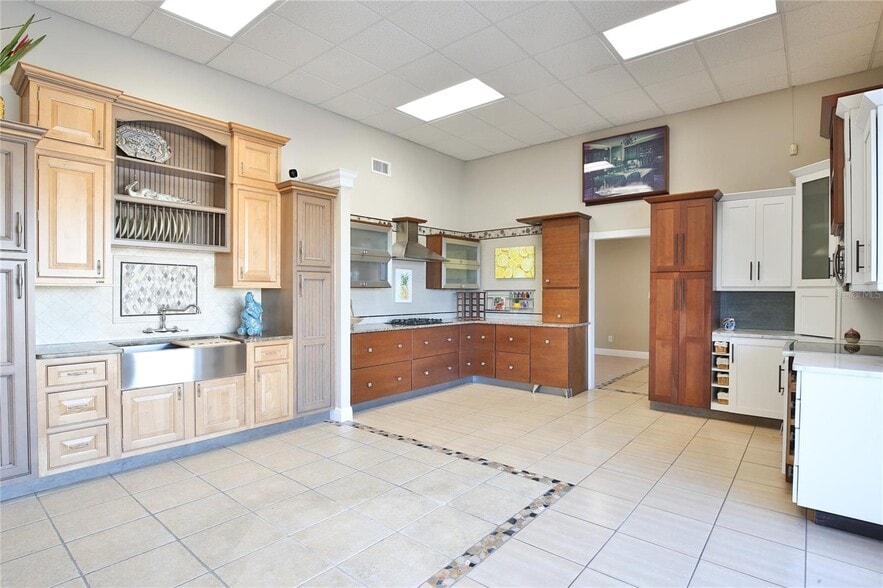 More Photos Of 2430 17th St, Sarasota Freestanding For Sale