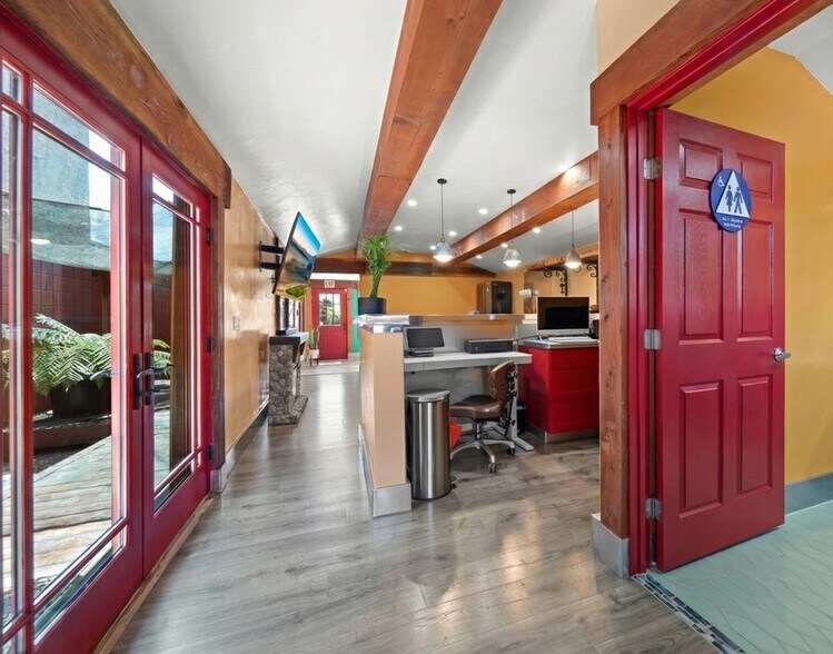 More Photos Of 1637 Del Monte Blvd, Seaside Storefront For Sale