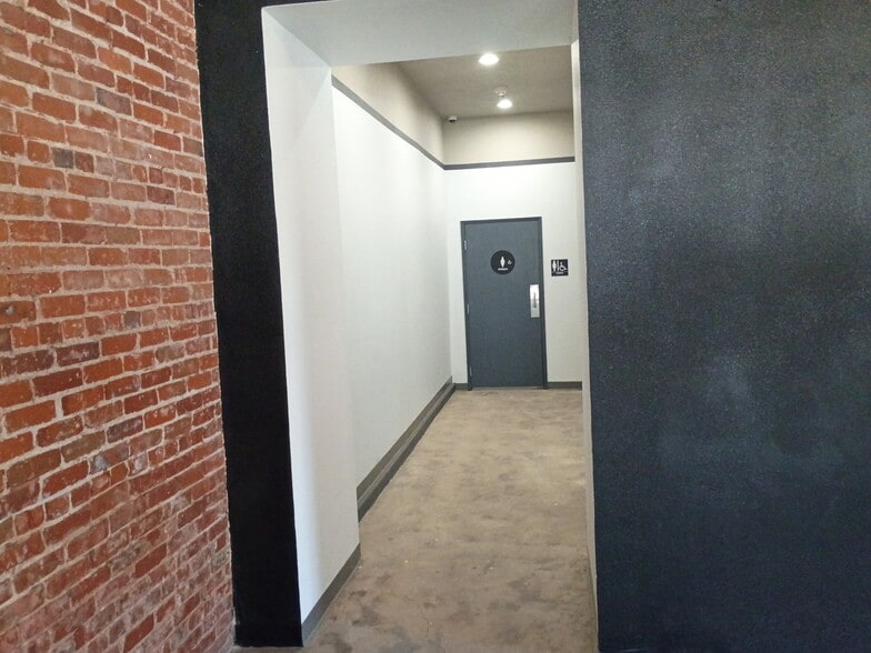 More Photos Of 712 Fulton St, Fresno Storefront For Lease