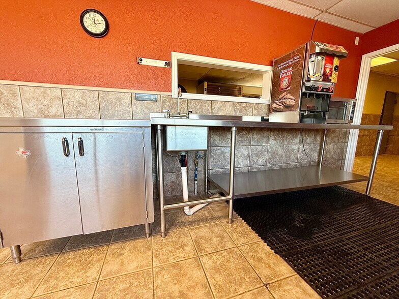 More Photos Of 903 15th St, Ozona General Retail For Sale