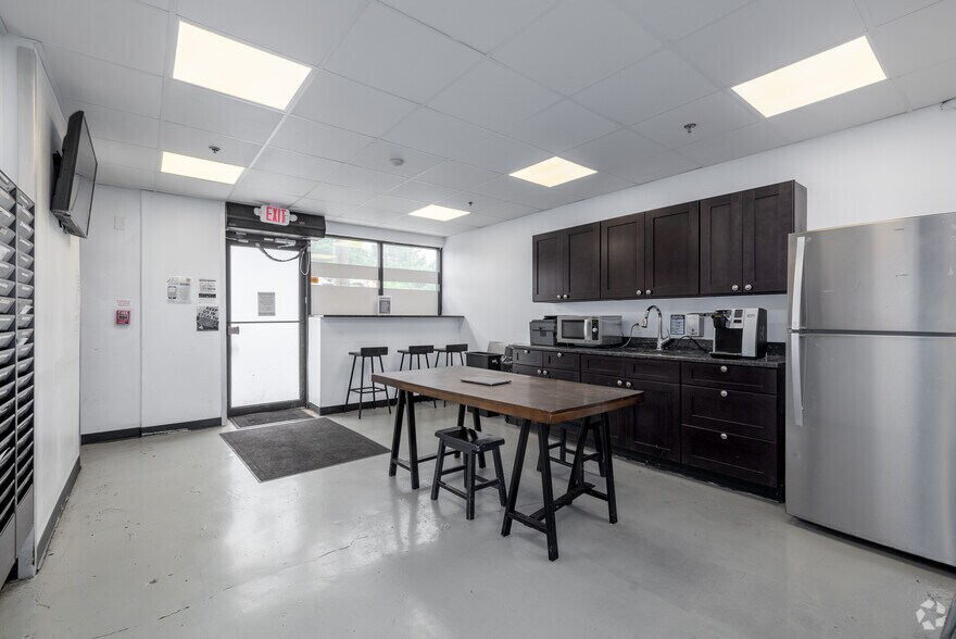 More Photos Of 3300 Fairmount Ave, Philadelphia Warehouse For Lease