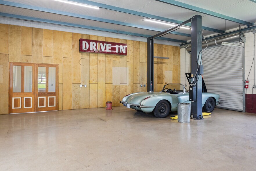 More Photos Of 404 Nugent ave, Johnson City Flex For Sale