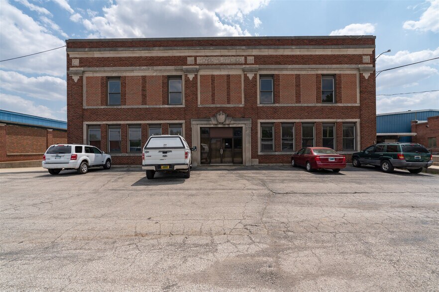 More Photos Of 1100 E Bell St, Bloomington Manufacturing For Lease