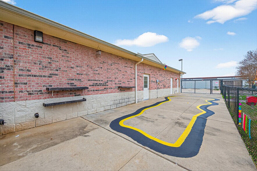 More Photos Of 8525 Queenston Blvd, Houston Freestanding For Sale