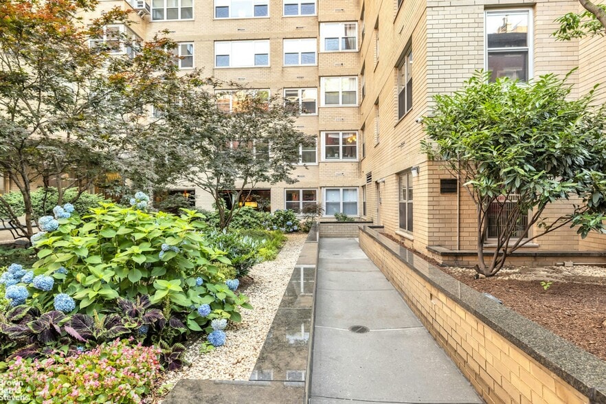 More Photos Of 20 E 9th St, New York Apartments For Sale