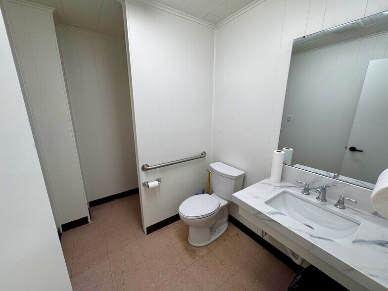 More Photos Of 1501 Lillian Ave, Jourdanton Flex For Lease