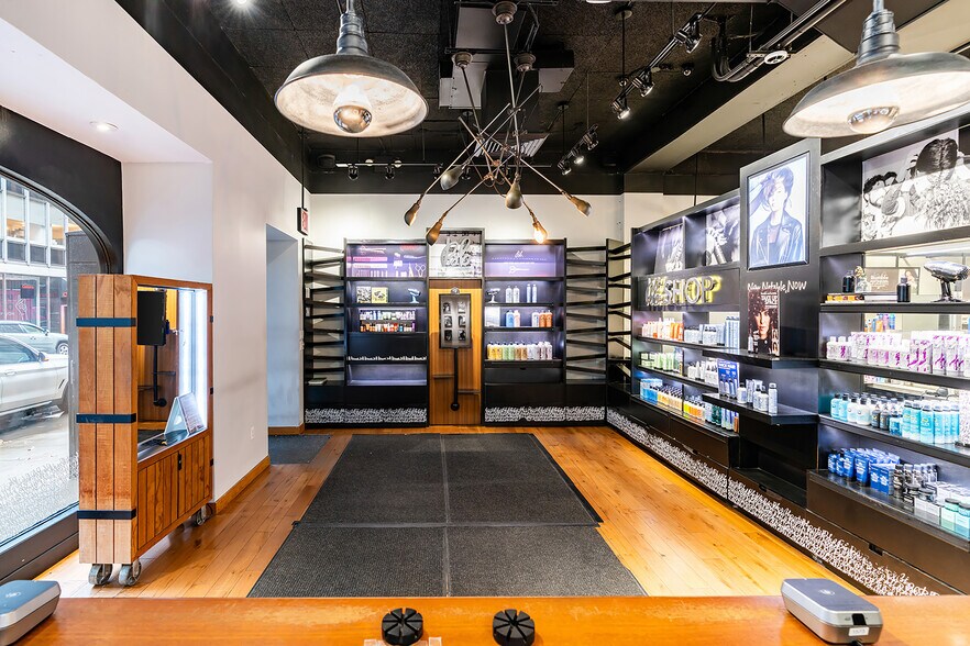 More Photos Of 146 E 56th St, New York Storefront For Lease