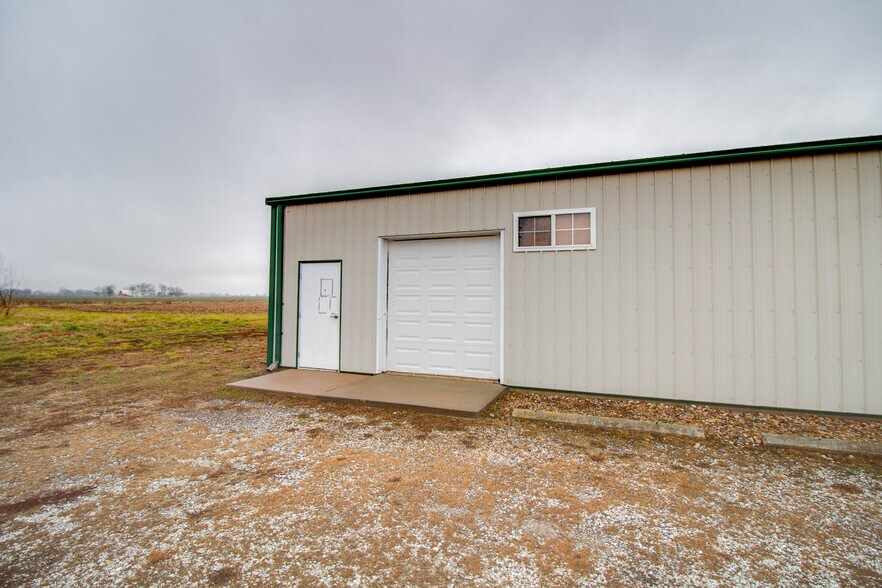 More Photos Of 22987 Cherry Ln, Jerseyville Storefront For Sale