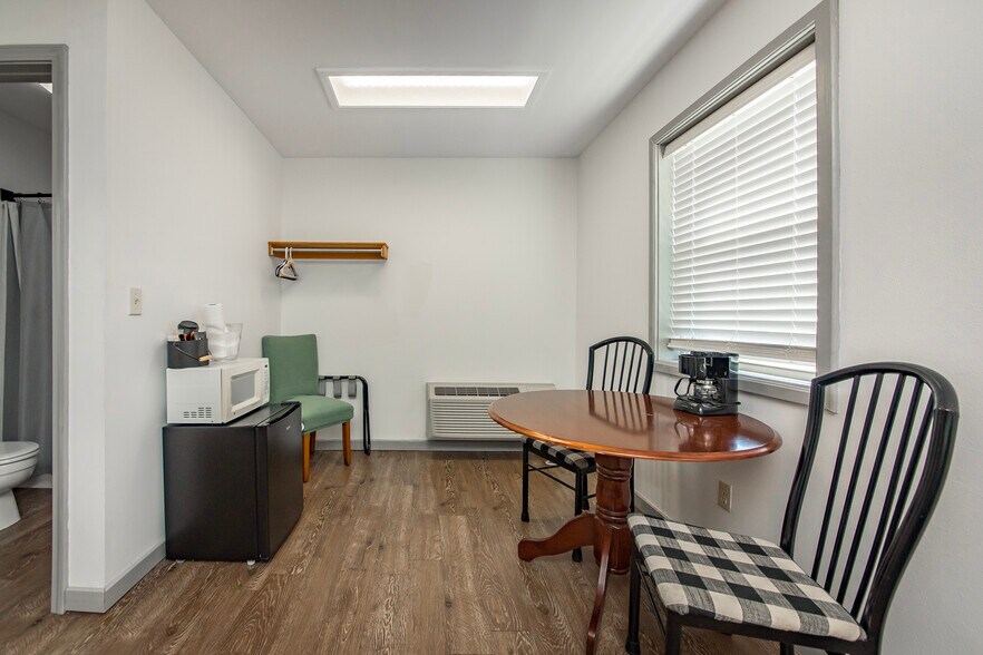 More Photos Of 8546 Edgemont Rd, Greers Ferry Hotel For Sale