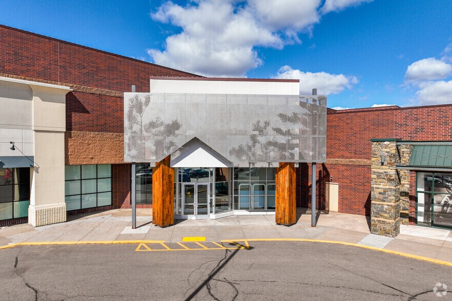 More Photos Of 1643-1663 County Road B2 W, Roseville Storefront For Lease