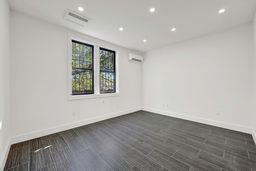 More Photos Of 31-53 Steinway St, Astoria Storefront Retail Office For Sale