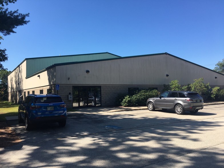 More Photos Of 4 Center St, Merrimack Service For Lease