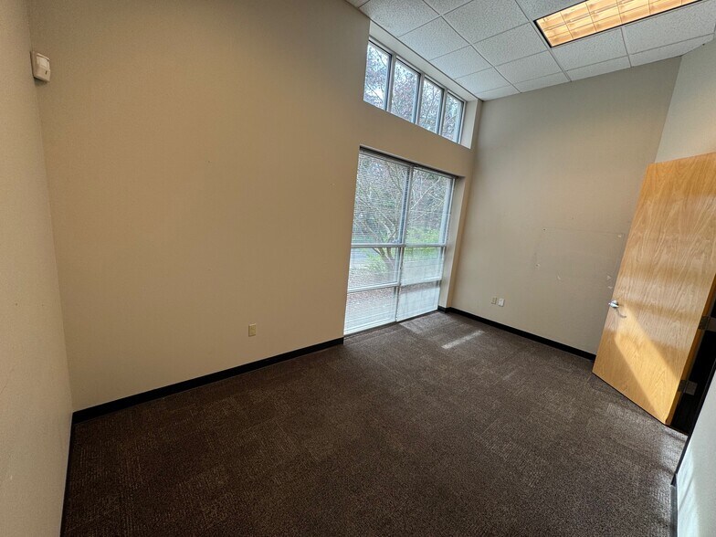 More Photos Of 6455 Lakeview Blvd, Lake Oswego Flex For Lease